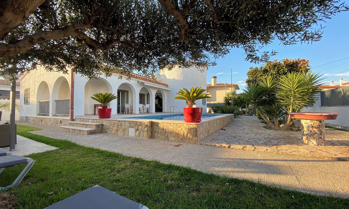 Empuriabrava Villa | Villa with garden and private pool in quiet neighborhood. Beach within walking distance.