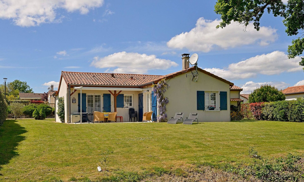 Vasles Villa | Villa with garden near beautiful golf course