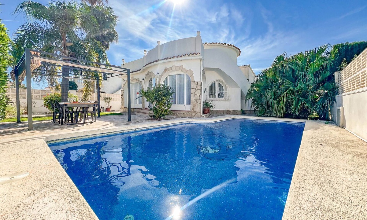 Els Poblets Villa | Villa with garden with lawn Els Poblets Ilona
