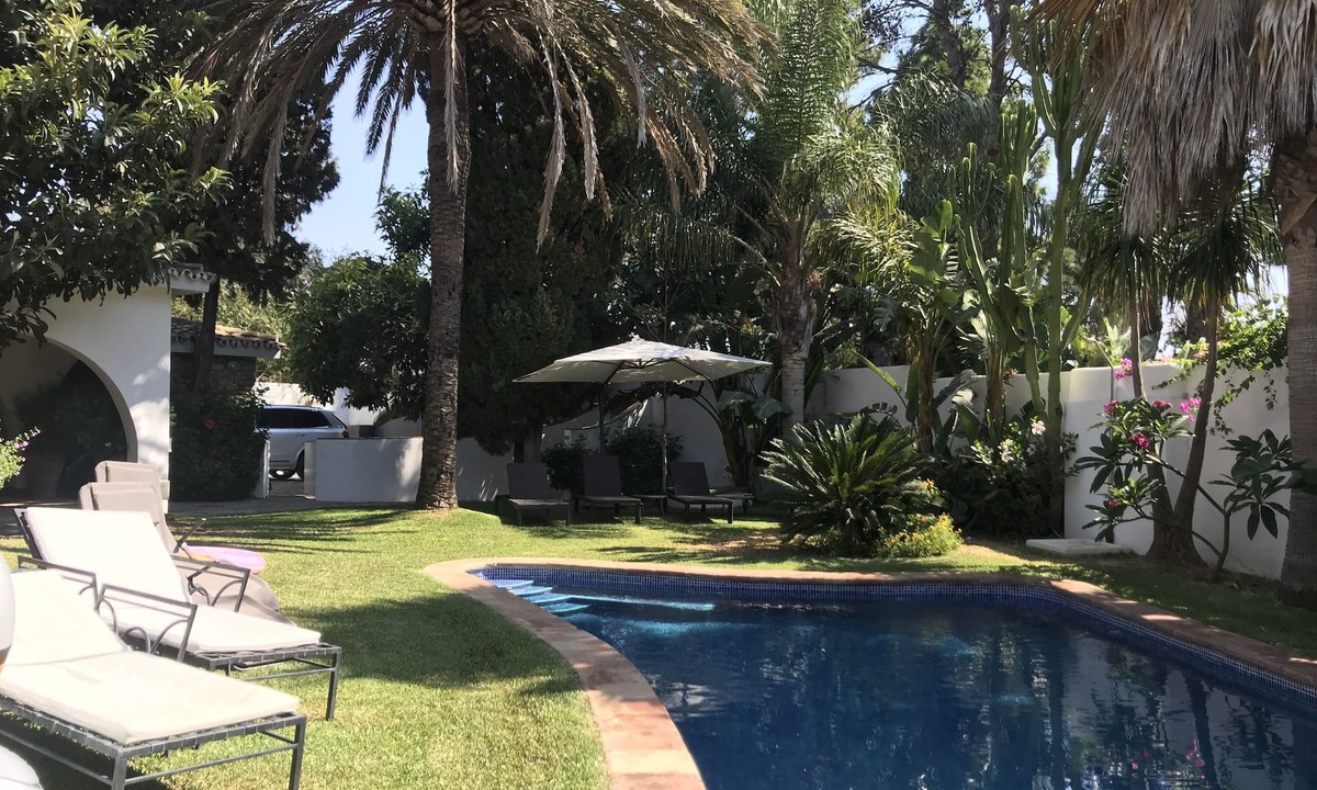 Atalaya-Isdabe Villa | Villa with Heated Pool and Jacuzzi close to Puerto Banus and Beach