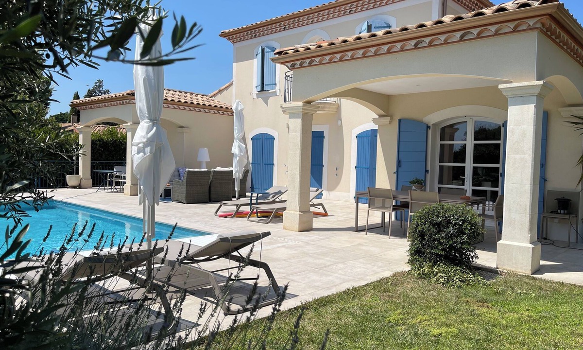 Cournonsec Villa | Villa with infinity pool, 15 minutes from the sea!