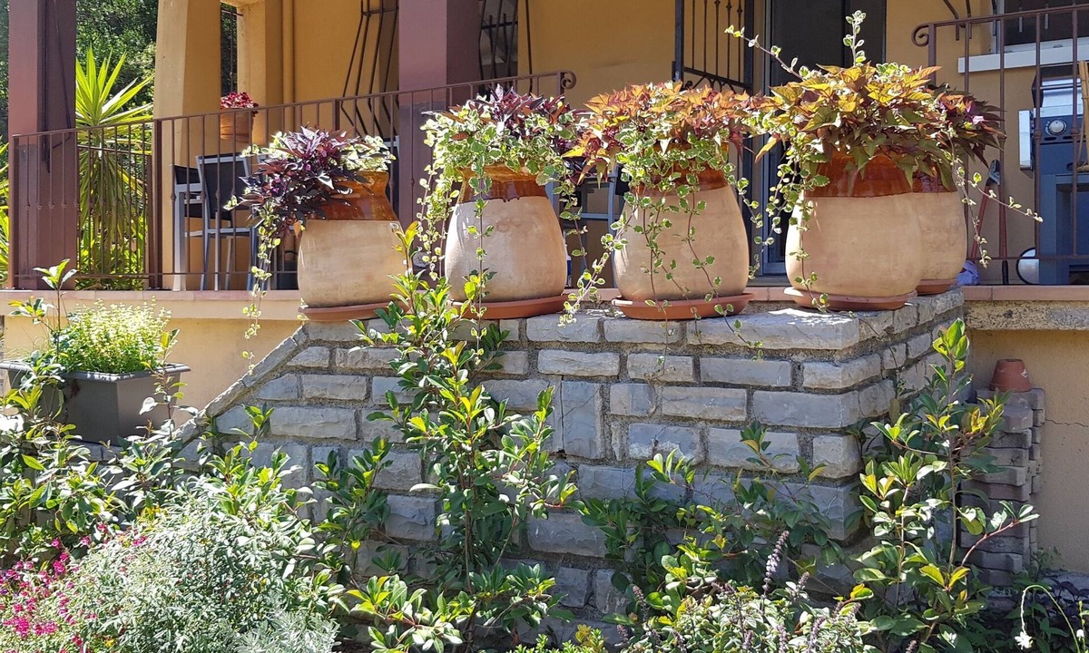Gailhan Villa | Villa with large terrace, 40 minutes from the beaches and Parc des Cévennes.