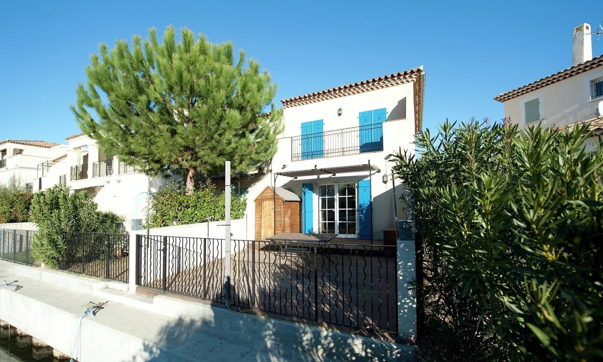 Aigues-Mortes Villa | Villa with Marina View