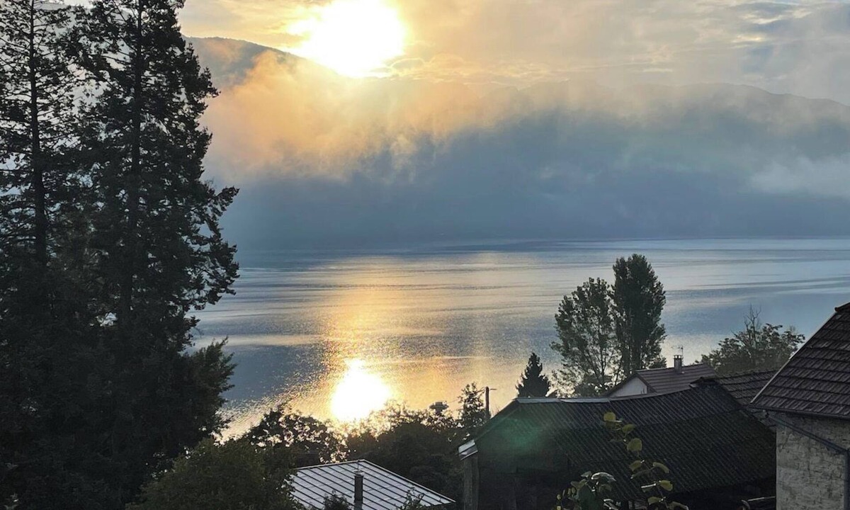 Conjux Villa | Villa with panoramic lake view close to the beach