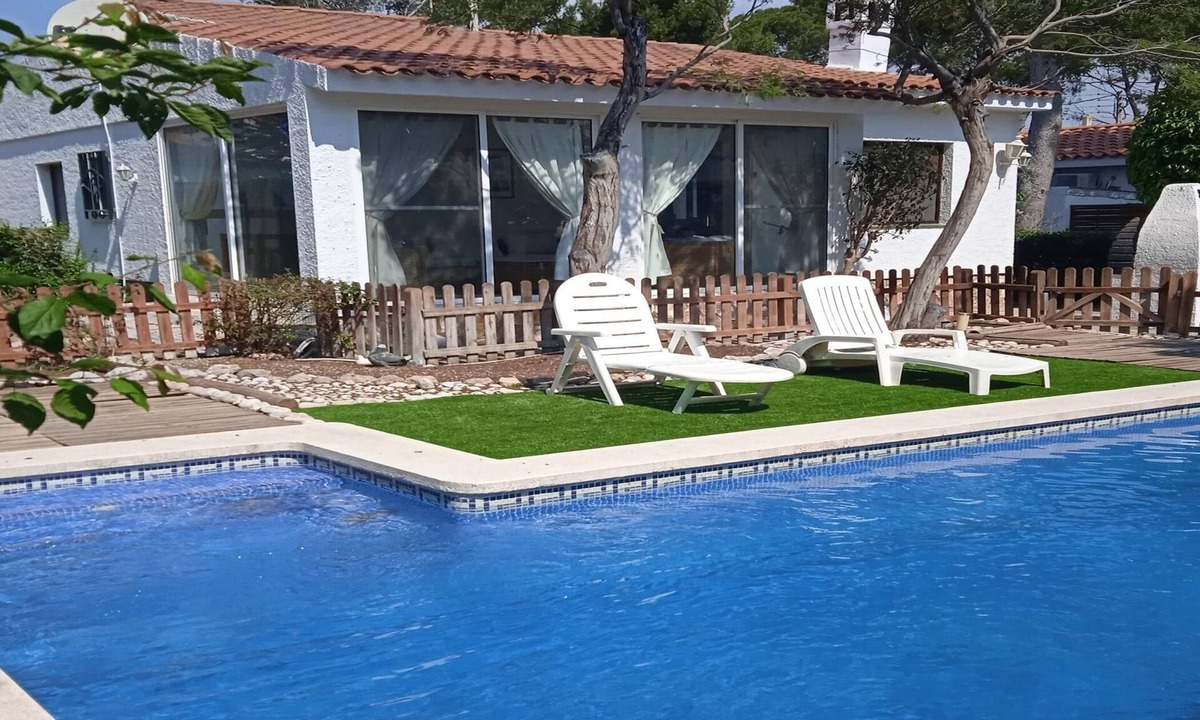 Via Marina Villa | VILLA WITH POOL AND PRIVATE GARDEN 3 KM FROM THE SEA