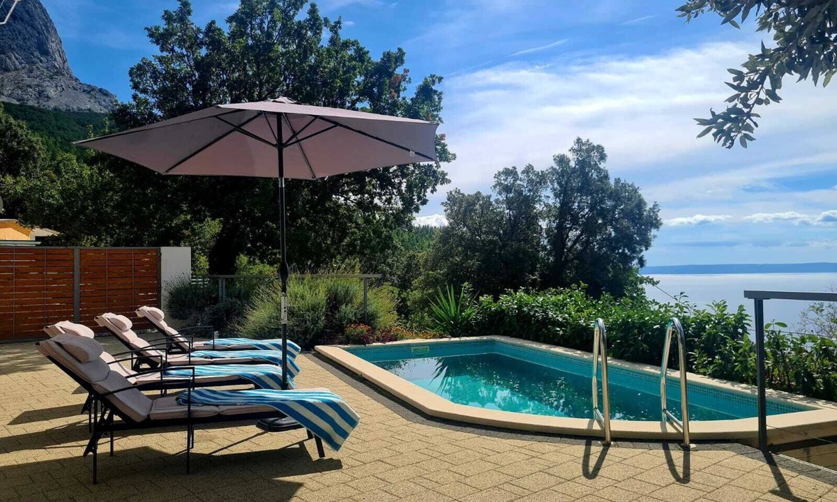 Bast House | Villa with pool, barbecue , patio , quiet location , families welcome