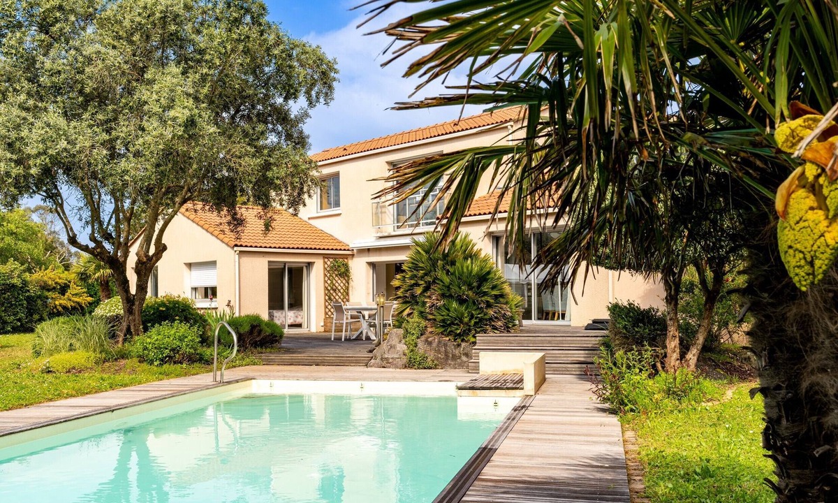 Prefailles House | Villa with Pool – Beach 400 m Away