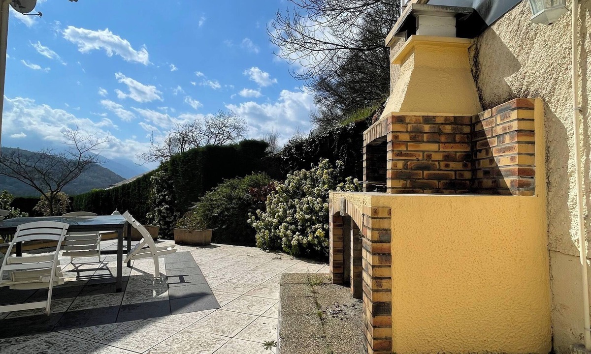 Ayzac-Ost Bed & Breakfast | Villa with pool facing the mountains