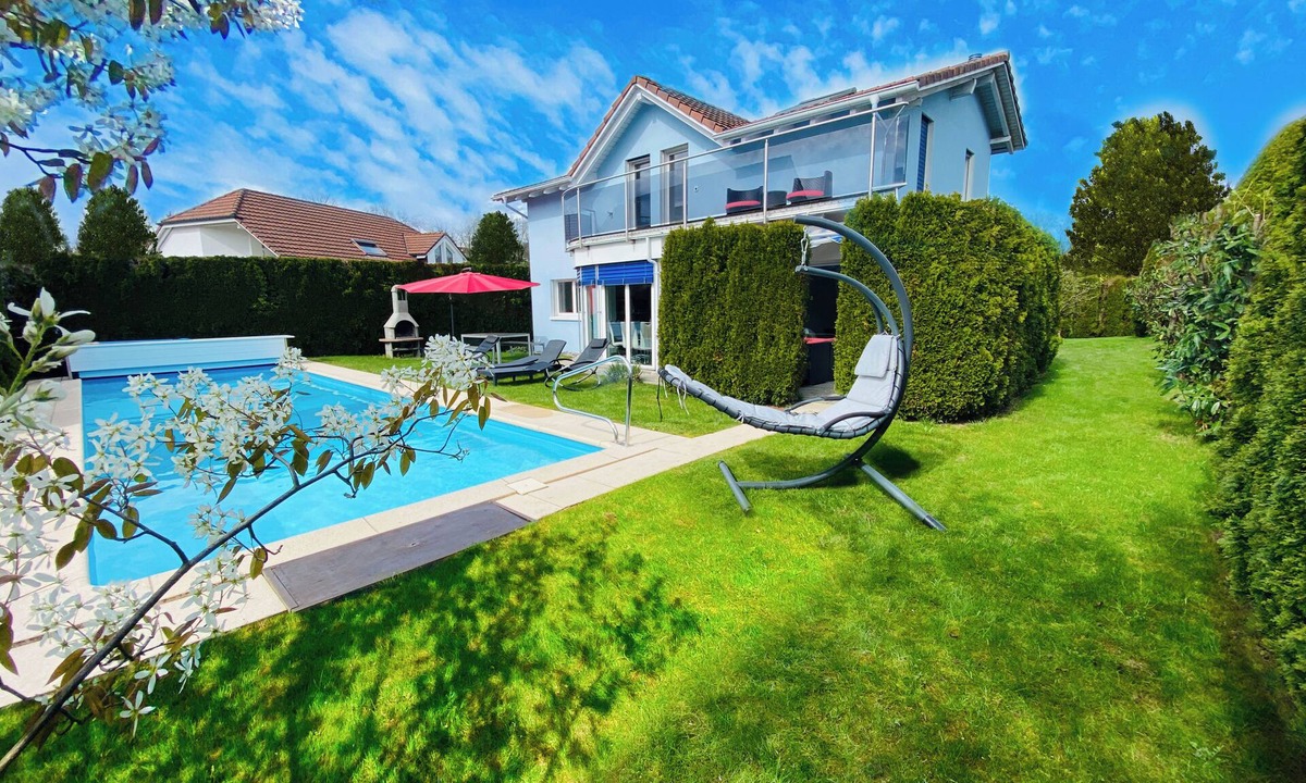 Dottikon House | Villa with Pool: Leon’s Holiday Homes