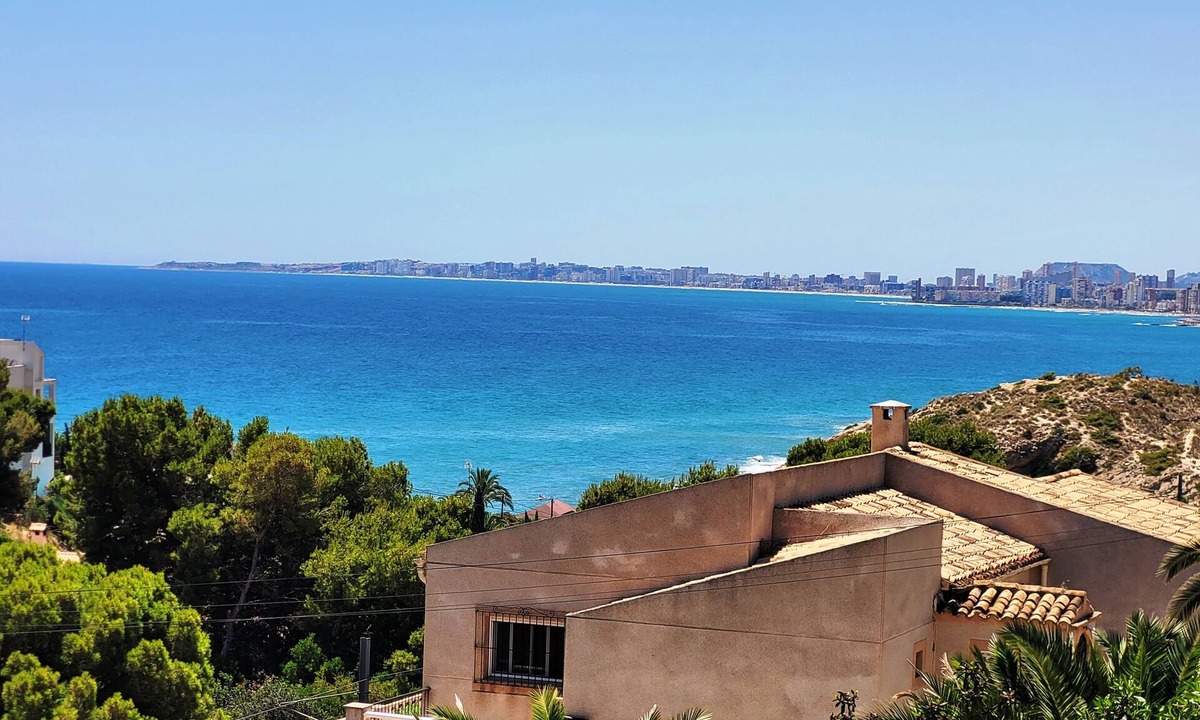 Coveta Fuma Ski Chalet | Villa with pool, sea views, wifi and Air-co.