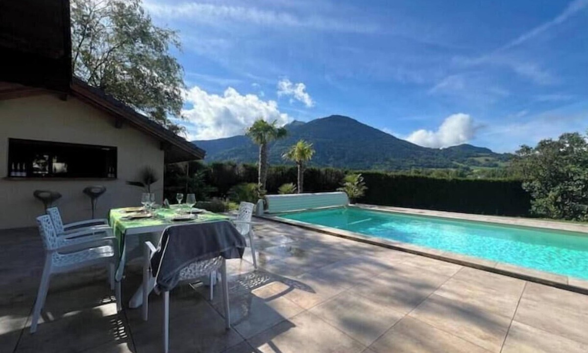 Ville-en-Sallaz Villa | Villa with private pool and mountain views between Geneva and Chamonix