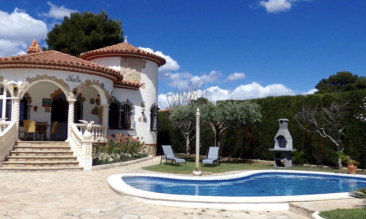 Miami Platja Cottage | Villa with Private Pool, Parking, A/C in Miami Playa