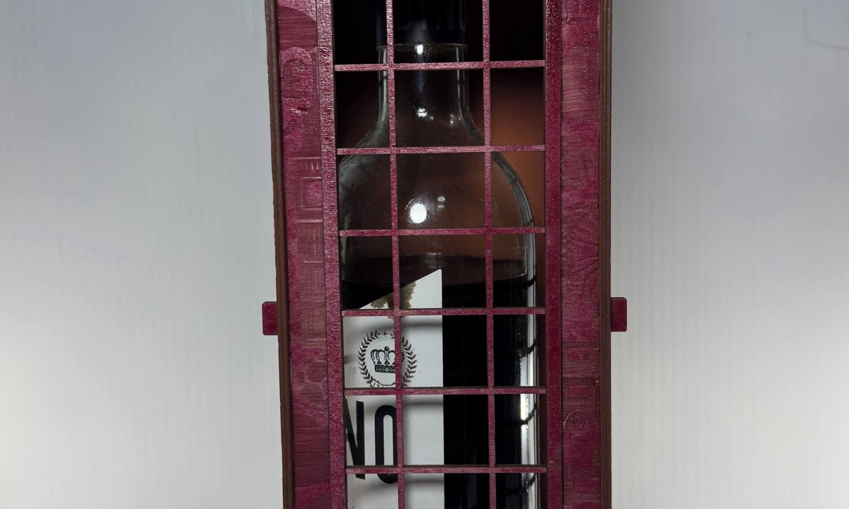 London Borough of Bromley Villa | villa with private pool by the beach