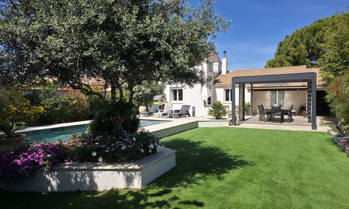 Marignane Villa | Villa with swimming pool, not overlooked, in quiet town center - sea 15 minutes away