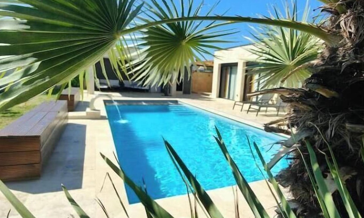 Meyzieu Villa | Villa with swimming pool not overlooked