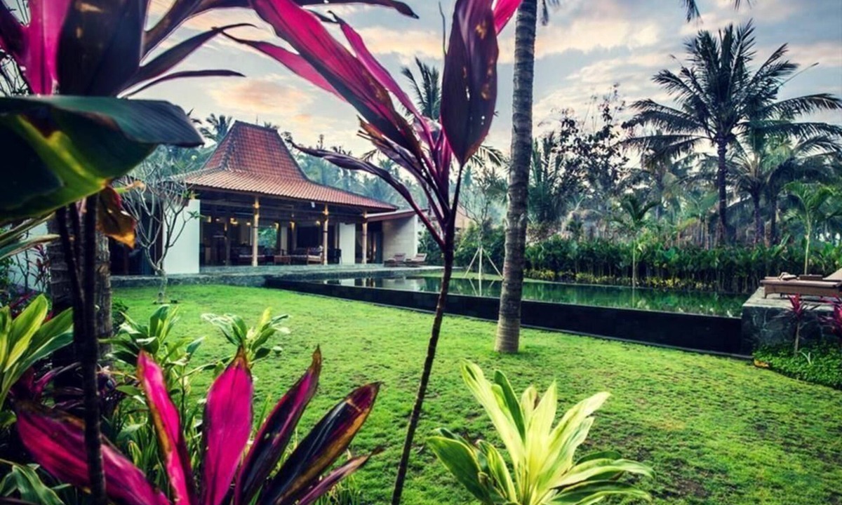 Melaya House | Villa with view of the water