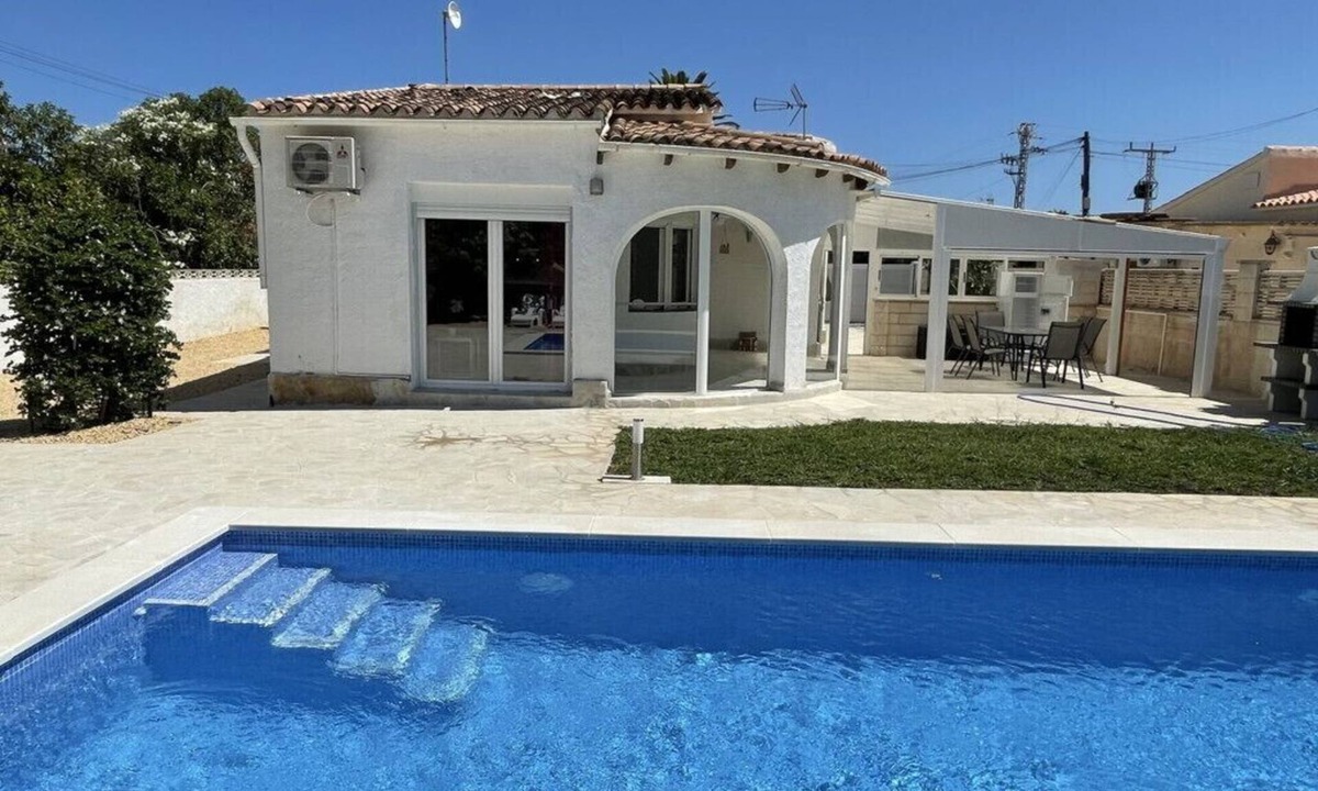 Els Poblets Villa | Villa with wifi, 2 bedrooms, 2 bathrooms, 3 air conditioning units and private pool