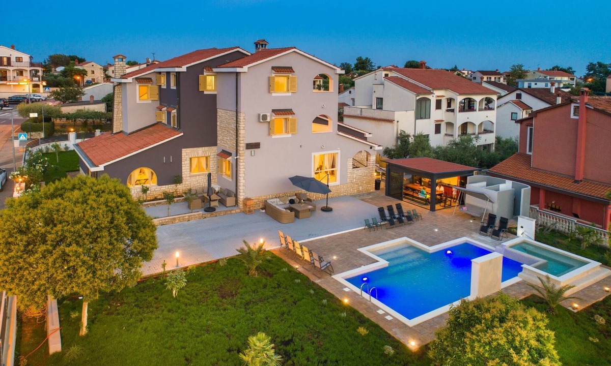 Gulici Villa | Villa Zorica in Poreč with 7 Bedrooms, Pool, Fireplace