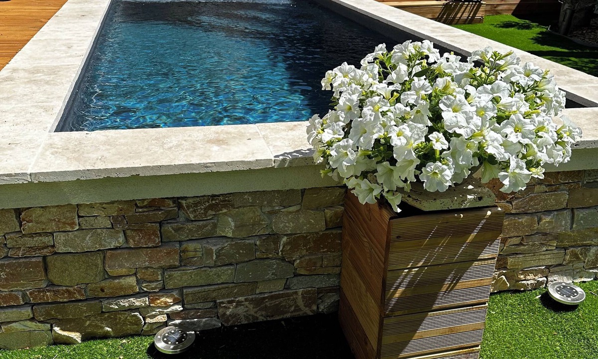 Malaucene Apartment | Village center apartment with pool, garden and bike/motorcycle room wifi