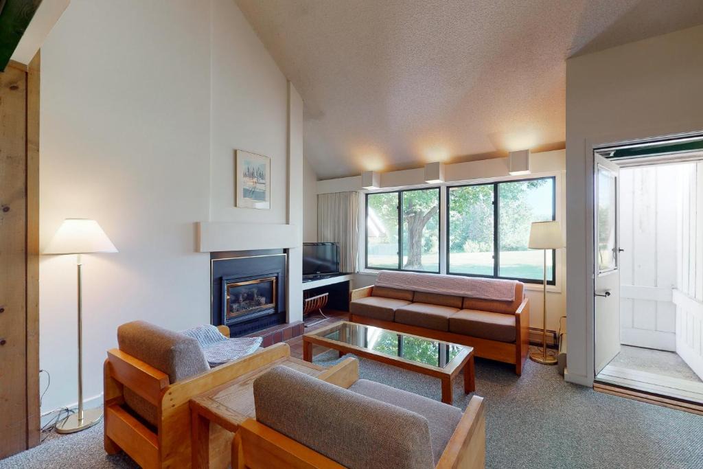 Stowe Area Hotel | Village Green 1B