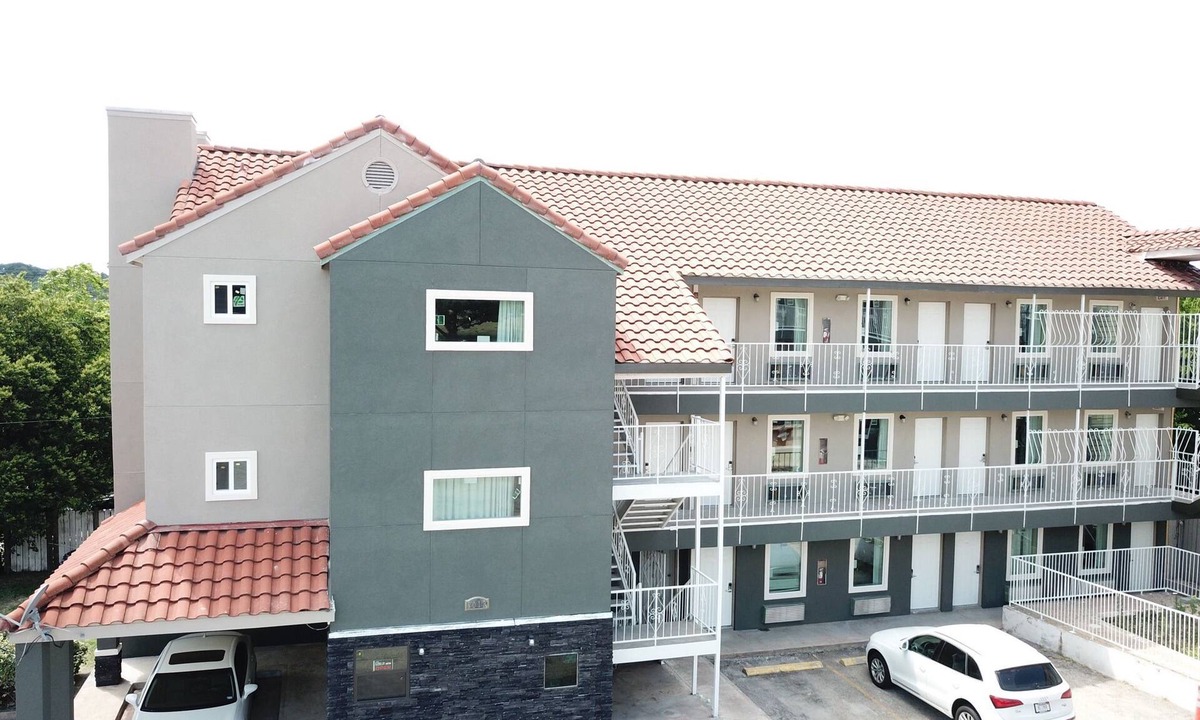 Dawson Hotel | Village Motor Inn