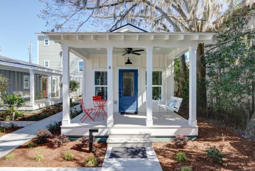 Thunderbolt House | Village on The Bluff: Herrin Hideout by Lucky Savannah
