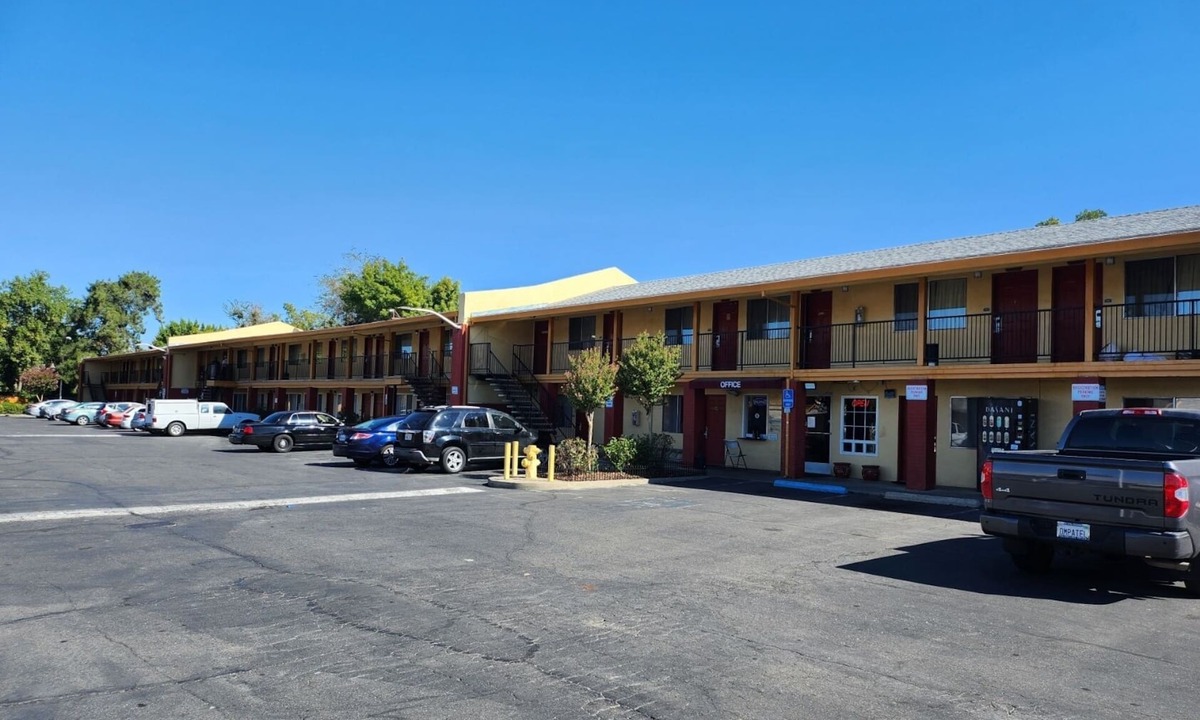 La Riviera Hotel | Vince's Motel Inc.