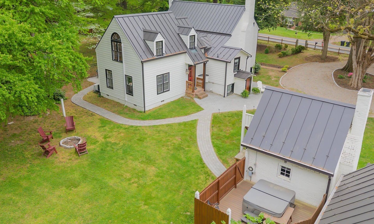 Midlothian House | Vincent House - Historic Charm & Modern Comfort