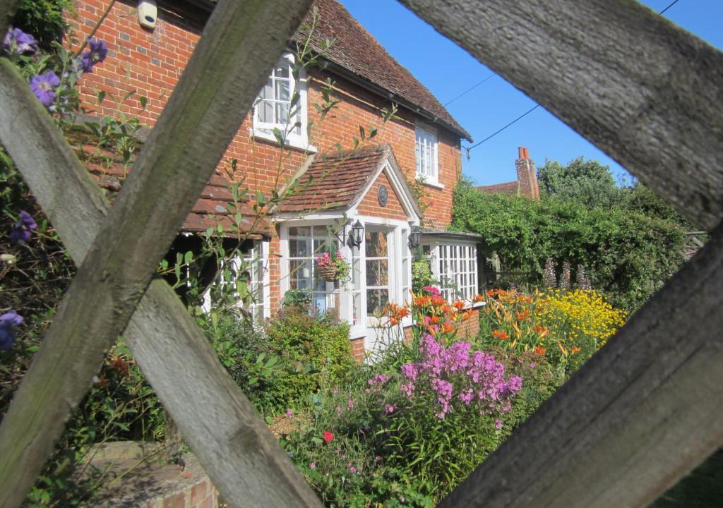 Crondall Bed & Breakfast | Vine Cottage