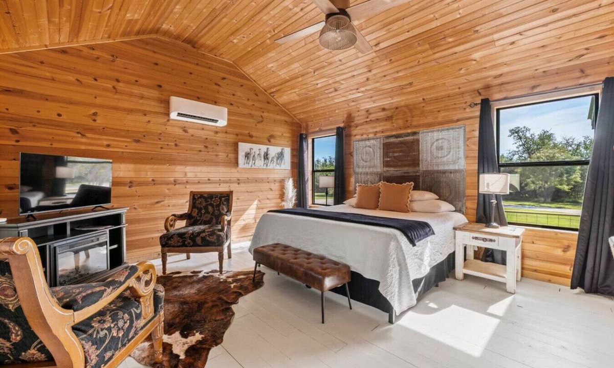 Fredericksburg Cabin | Vineyard-City on a Hill at Spring Creek