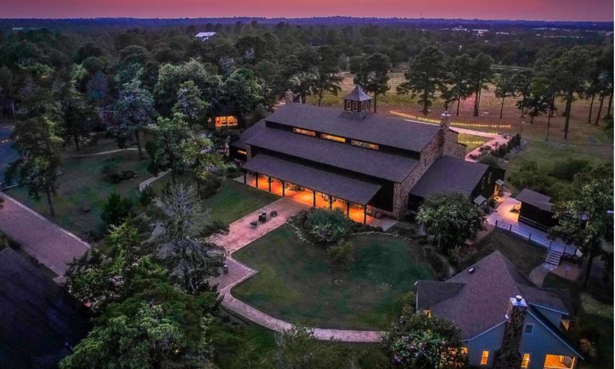 New Ulm Cottage | Vineyard Estate with 3 Luxurious Cottages, Pond w/Dock, Trail, Games & More