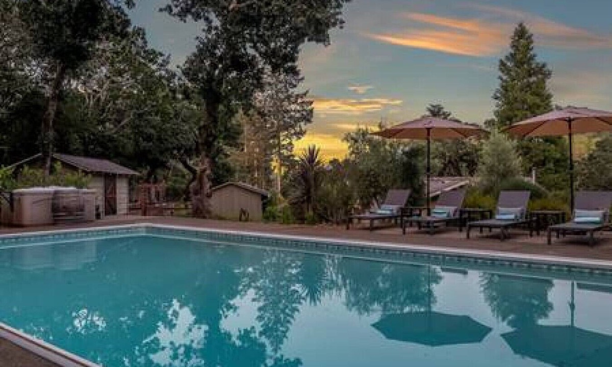 Kenwood House | Vineyard Haven: Pool, Hot Tub & Wine Country Charm