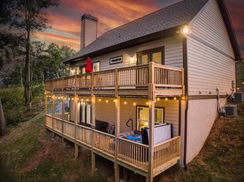 Talking Rock House | Vineyard Mountaintop Cottage