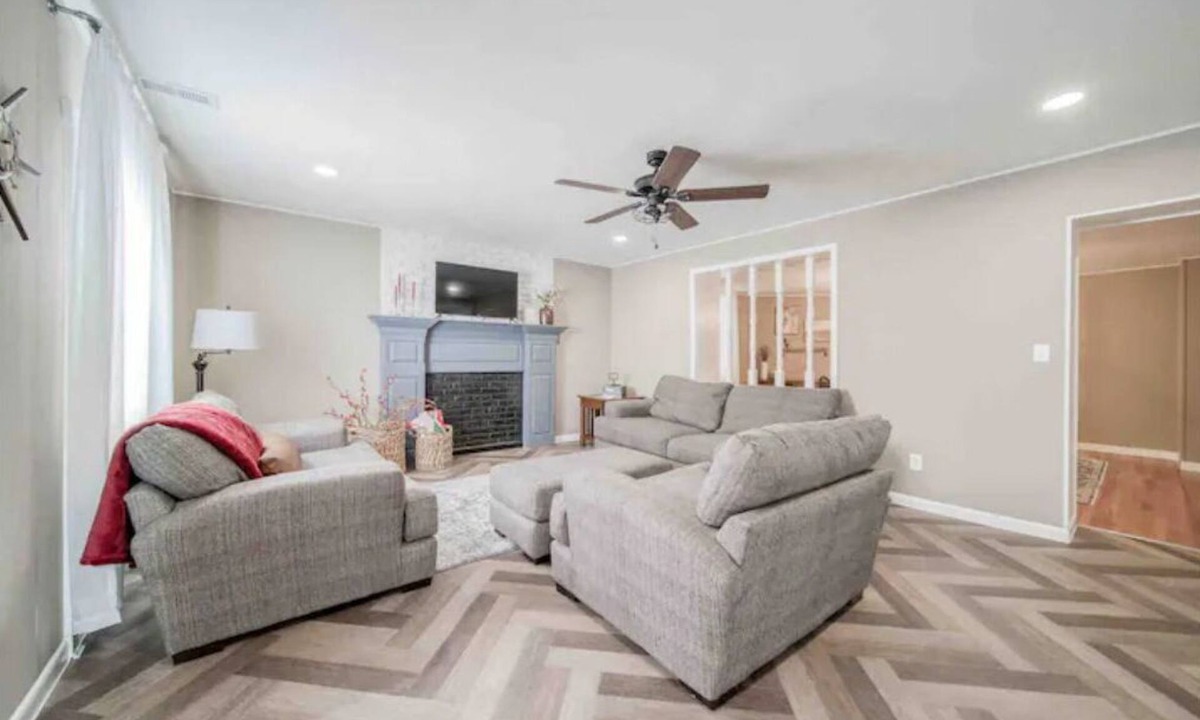 St. James House | Vineyard Ridge Farmhouse 3BR 2BA Vineyard View Fire pit n