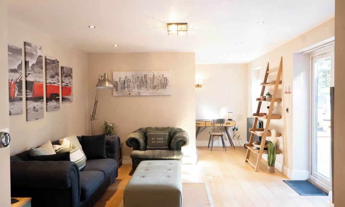 Howlett End House | Vineyard Style 2BR with Garden and Parking