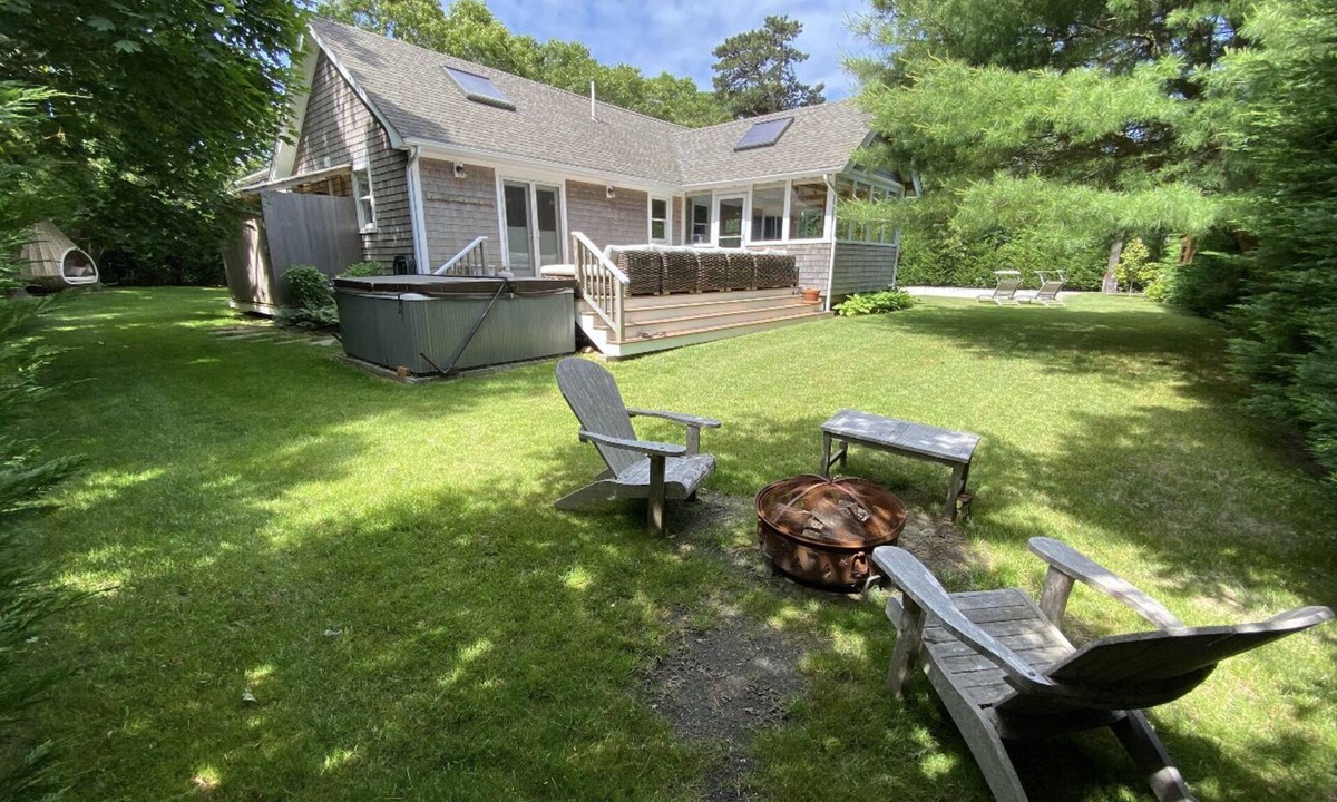 Lagoon Heights House | * Vineyard Vacation Retreat * with HOT TUB