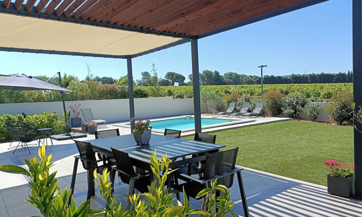 Bedarrides Villa | Vineyard villa with pool