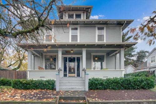 McMinnville House | Vino e Vita Historic Pet-Friendly Home-EV Charger