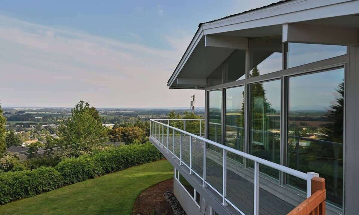 Dundee House | Vino Vista - Mid-Century Stunning Views w Deck