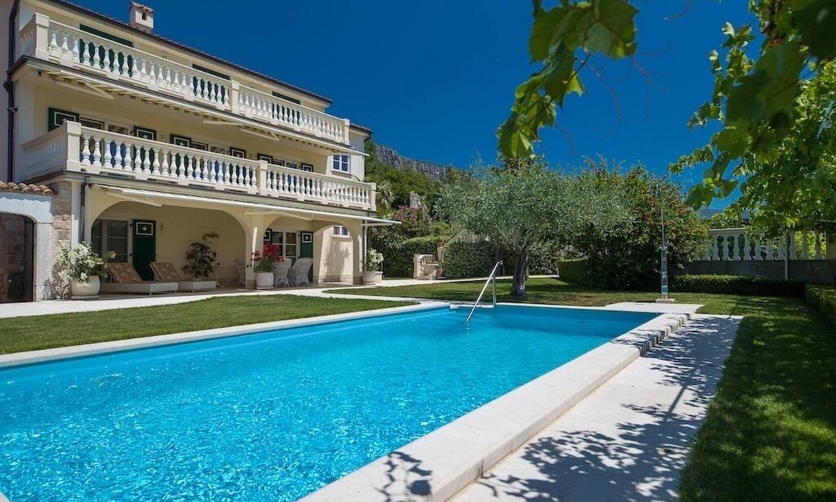 Bribir Villa | VinodolSun Villa Mediterran; luxury for 14 pers. Pool, sauna, tennis, outdoor kitchen