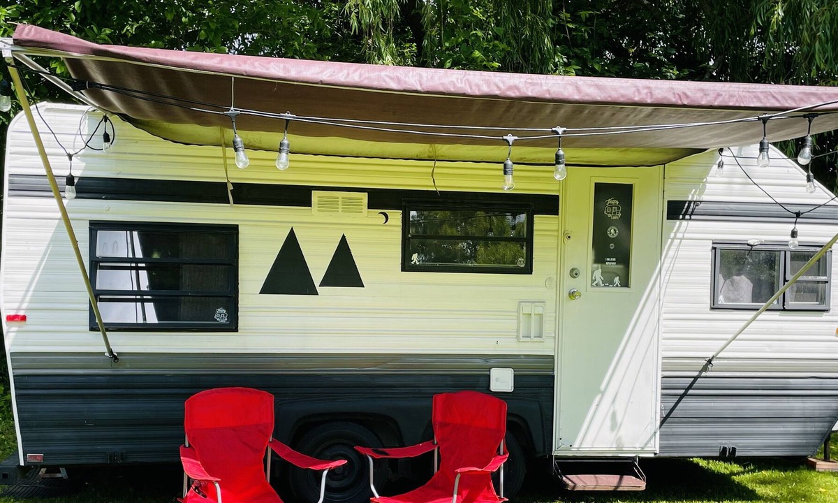 Cambria RV Rental | Vintage 19' Camper near Niagara Falls