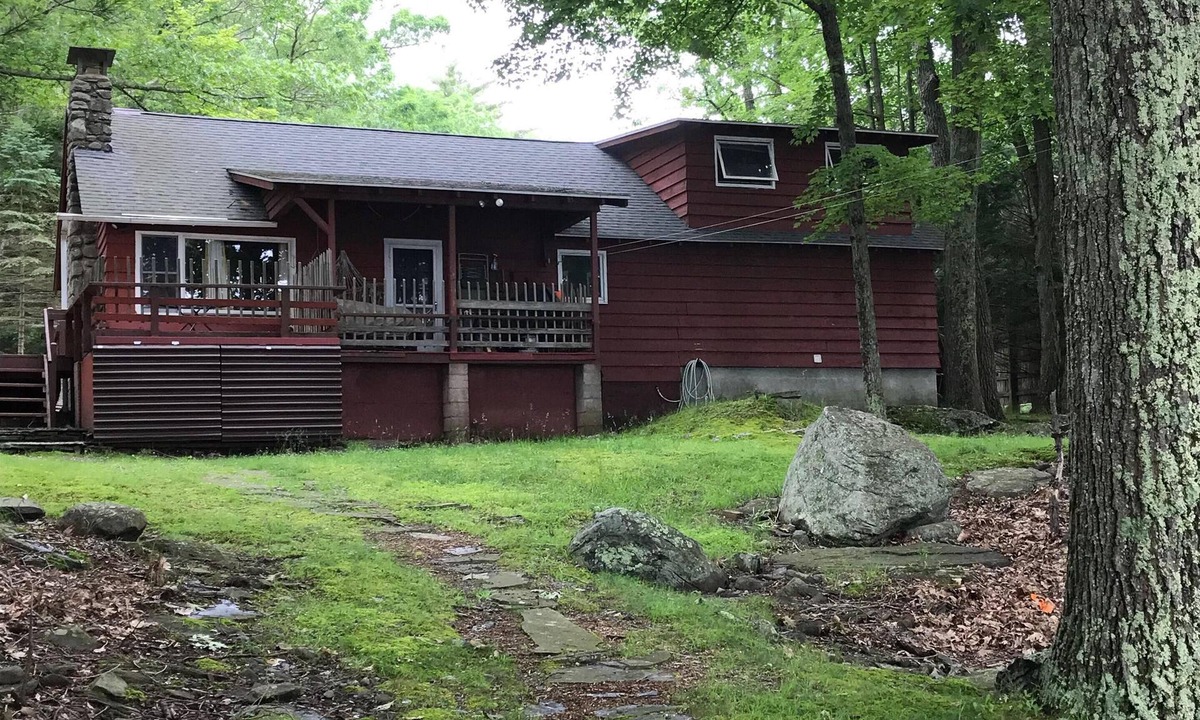 Lakeville House | Vintage 1950's Lakefront Cabin Private Dock, Sunrise Views & Pet Friendly
