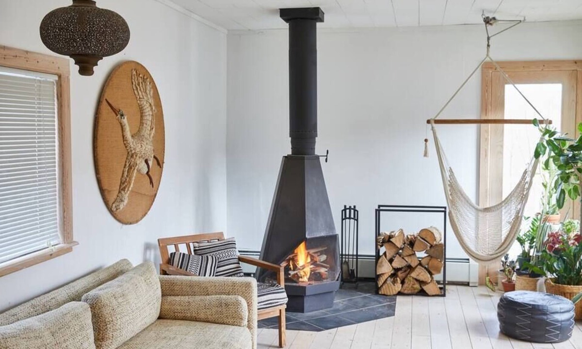 Debruce House | Vintage 3 bedroom rustic farmhouse with indoor fireplace