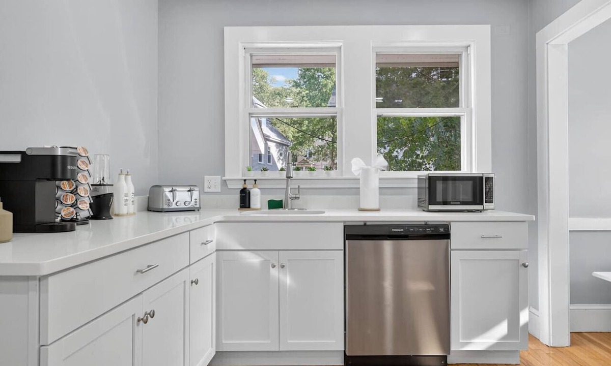 St. Elizabeth's Apartment | Vintage 5BR apt | ROKU HDTV | Sleeps 12