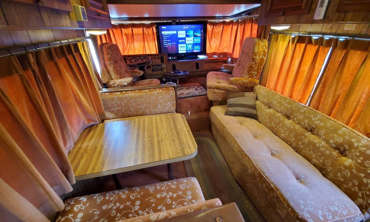 Mesilla Park House | Vintage 80's Retro RV Experience, Back to 1985!