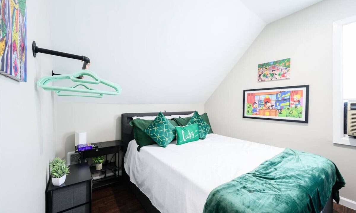 North Lawndale Apartment | Vintage Arcade Apt with Parking