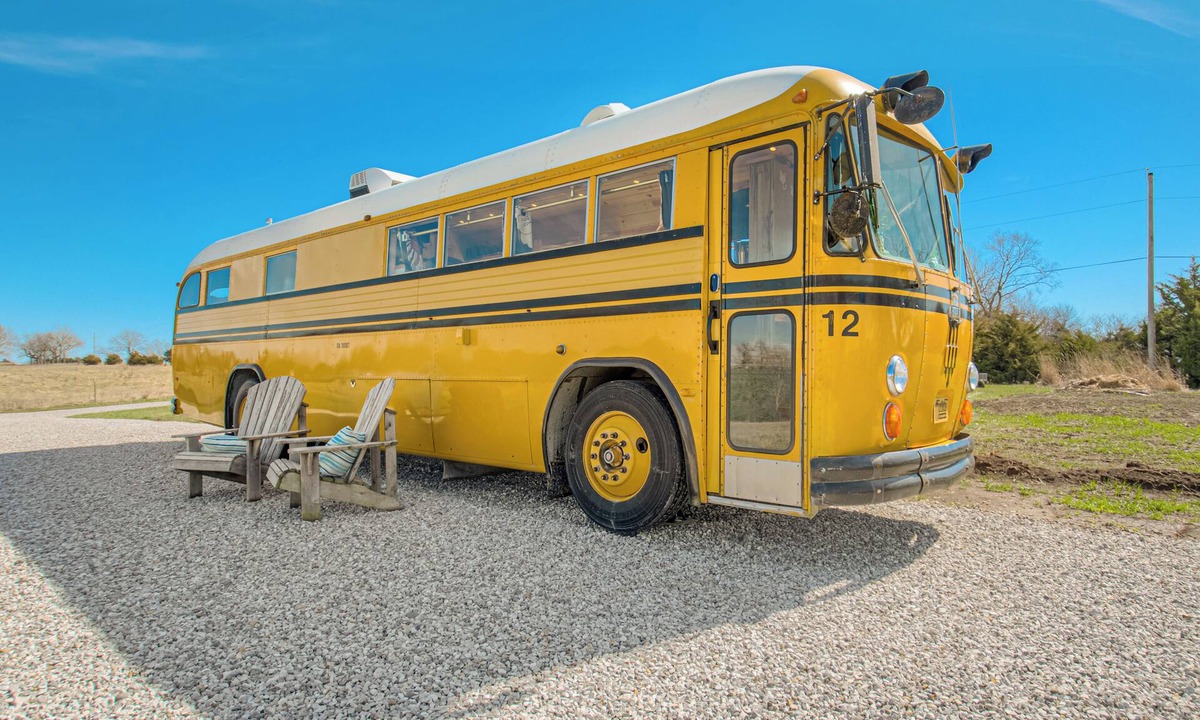 Paola House | Vintage Bus Stay on Flower Farm w/Hot Tub