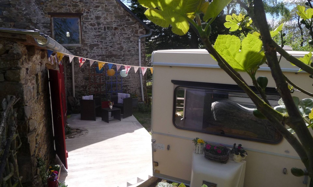 Le Ru House | Vintage caravan with private bathroom & kitchen