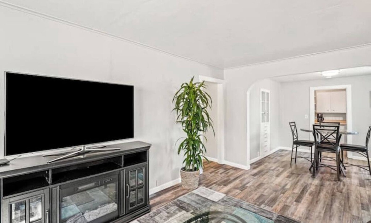 Friendly Apartment | Vintage Charm Apt. Long Stay Discounts Available