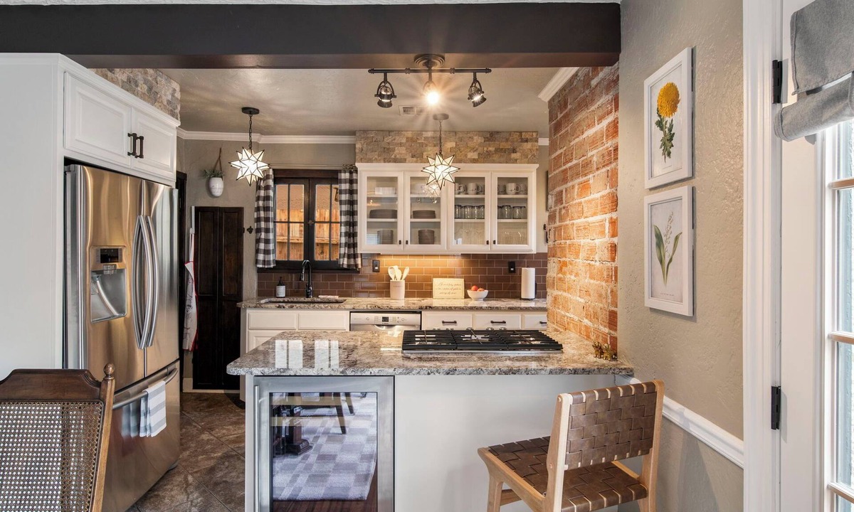 Florence Park Cottage | Vintage Charm at Ivy Cottage with separate hot tub hangout, pickleball!
